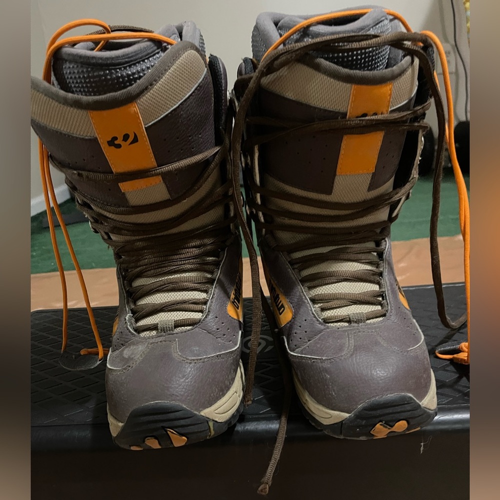 Stylish Men's Gray and Orange Boots